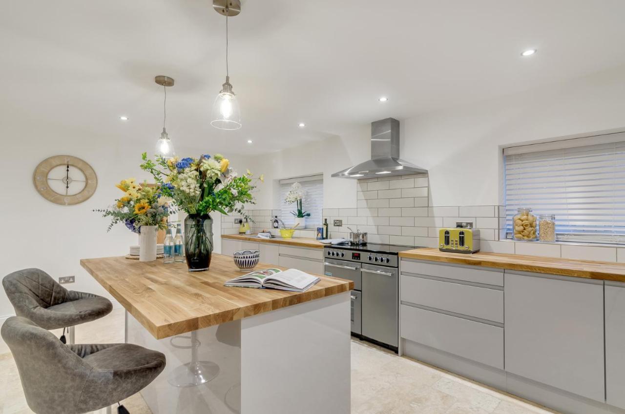 Spacious 6-Bed Home, Near The Norfolk Broads Clippesby Экстерьер фото
