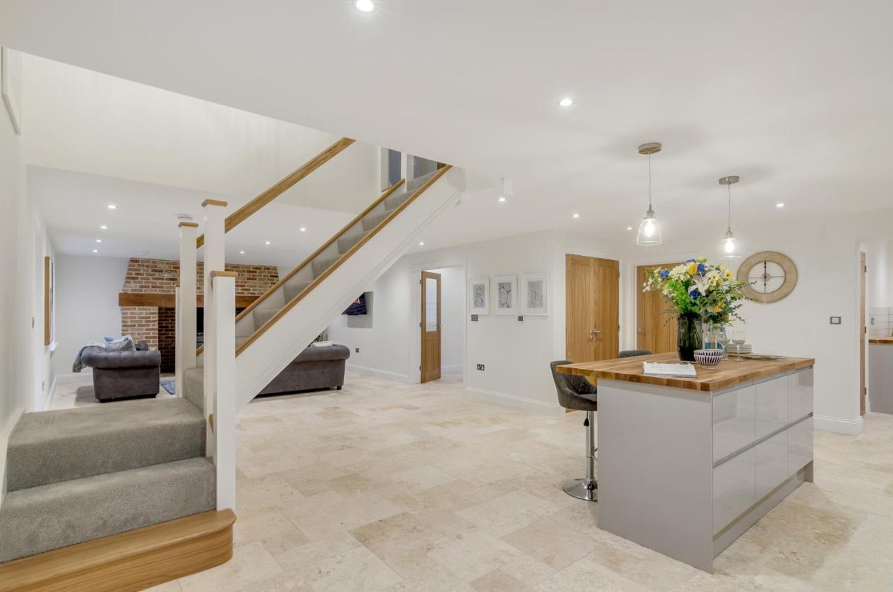 Spacious 6-Bed Home, Near The Norfolk Broads Clippesby Экстерьер фото